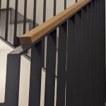 Geländer schwarz mit Holz