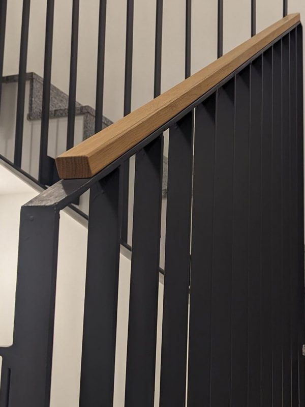 Geländer schwarz mit Holz